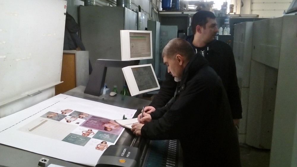 Тестирование мелованной бумаги Омела в типографии Форте Пресс